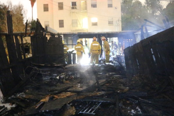 Fire at Fairfax Avenue carport. (Photo ANG.News, Jim Garrecht)