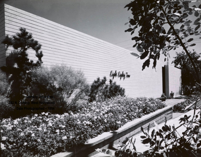 882 N. Doheny Dr. photographed by Julius Shulman in 1954. (© J. Paul Getty Trust. Getty Research Institute, Los Angeles 2004.R.10)