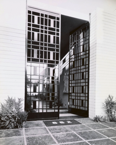 Entrance at 882 N. Doheny Dr. photographed by Julius Shulman in 1954. (© J. Paul Getty Trust. Getty Research Institute, Los Angeles 2004.R.10)